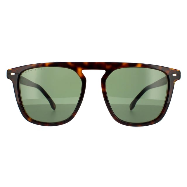 Hugo Boss  zonnebril Boss 1127/S 086 QT Dark Havana Green is een eigentijdse vierkante stijl vervaardigd van lichtgewicht acetaat met een sleutelgatbrug, dikke bovenste balk en hoekfilms en de tempels zijn gebrandmerkt met het Hugo Boss -logo.