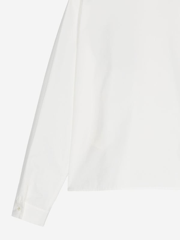 Fendi encapsulate passion and meticulous energy in their beautifully crafted Italian portraits. This girls blouse embodies the label's unparalleled high quality and innovation. It showcases a Zucca monogram detail and ruffle printed trims down a front button fastening. 100% Cotton
