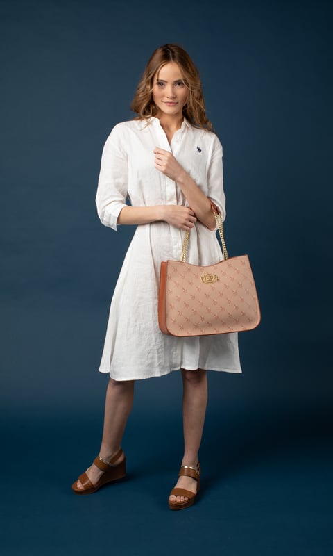 Esta bolsa de US Polo Assn. es la mezcla perfecta de estilo clásico y funcionalidad moderna.

Ideal para la mujer a la que le encanta destacar con elegancia y practicidad.

Dimensiones: 39 x 12 x 28 cm