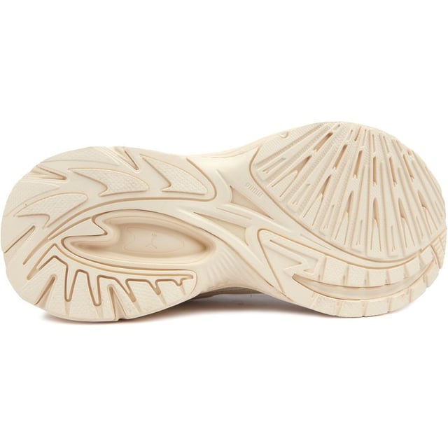 Corre salvaje y libre con el Puma Morphic. Estas modernas zapatillas para niños combinan rendimiento y estilo para jugar todo el día. Construidos con parte superior de nailon liviano y suelas de goma duraderas, brindan la comodidad y el soporte que los pies en crecimiento necesitan. La elegante silueta presenta el ADN deportivo de Puma para una apariencia atlética moderna. Deja volar la imaginación de tu pequeño con las Puma Morphic.