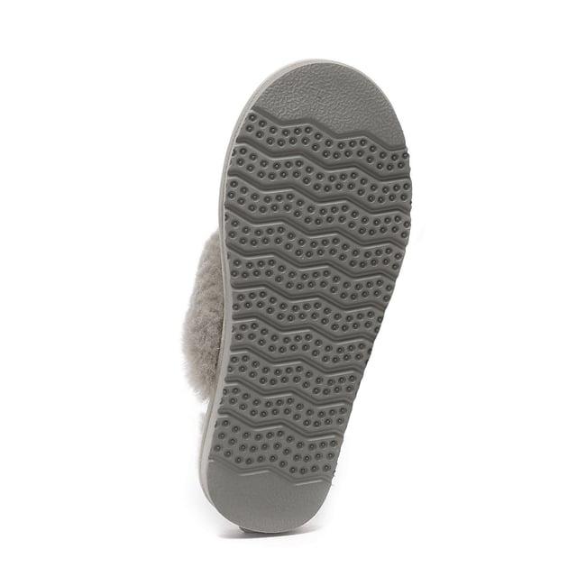EVER AU Slingback-pantoffels voor dames met verwijderbare band-PELICAN Met maximale gezelligheid en een beetje lift is Pelican Slingback Slippers met verwijderbare band de nieuwste stijl van Everau. Een van de opvallende kenmerken van de Pelican Slippers is de afneembare riem en het slingback-ontwerp. Dankzij de verstelbare riem kunt u de pasvorm naar eigen voorkeur aanpassen, zodat u verzekerd bent van een veilig en comfortabel gevoel. Of je nu de voorkeur geeft aan de ondersteuning van een riempje of de vrijheid van een instapper, deze pantoffels bieden veelzijdigheid voor jouw gemak. draag ze binnen of buiten voor een stijlvolle pantoffelervaring. Specificatie: Bovenwerk van suède Warme voering van schapenvacht Zachte binnenzool van schapenvacht EVA-zool Technologieën: Water & Vlekbestendig bovenwerk Slipvaste buitenzool