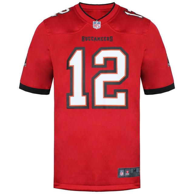 ¿Eres un fan incondicional de los Tampa Bay Buccaneers? Demuestra tu apoyo incondicional al equipo y al legendario quarterback Tom Brady con esta camiseta Tampa Bay Tom Brady Game Jersey. Diseñada por Nike, esta camiseta combina gráficos llamativos con materiales de alta calidad para garantizar que te veas y te sientas lo mejor posible mientras animas a tu equipo favorito.

El ajuste de esta camiseta Nike Game Jersey para hombre es fiel a la talla, ofreciendo un diseño cómodo y entallado que permite libertad de movimientos. Si prefieres un ajuste más holgado, te recomendamos pedir una talla más que tu talla habitual. Para aquellos que planeen llevar capas debajo de la camiseta, se sugiere subir dos tallas para un ajuste más cómodo.

Fabricado en poliéster 100% reciclado, este maillot no sólo muestra tu lealtad al equipo, sino que también contribuye a las prácticas sostenibles. Los paneles laterales de malla proporcionan una transpirabilidad extra, manteniéndote fresco y cómodo durante los momentos intensos de juego. El escudo de la NFL en el cuello añade un toque auténtico, mientras que la etiqueta suspensoria tejida en sarga de satén añade un toque de sofisticación.

El nombre, los números y los logotipos serigrafiados en la camiseta garantizan durabilidad y colores vibrantes que no se destiñen con el tiempo. Ya estés en el estadio, viéndola desde casa o fuera de casa, esta camiseta muestra con orgullo tu amor por los Tampa Bay Buccaneers y su emblemático quarterback, Tom Brady.

No pierdas la oportunidad de representar a tu equipo con estilo. Hazte con la Tampa Bay Tom Brady Game Jersey y conviértete en el fan definitivo de los Buccaneers. Deja que el mundo sepa cuál es tu lealtad y anima a tu equipo hasta la victoria con esta icónica prenda.