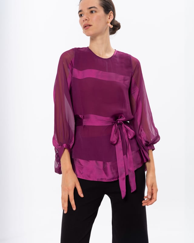 La Blusa Buganvilla Carolina es la elección perfecta para añadir un toque de elegancia a tu armario de otoño. Con su diseño de rayas y cinturón ajustable, esta blusa ofrece un estilo sofisticado y cómodo. Ideal para combinar con pantalones negros y accesorios dorados para un look refinado y moderno.
 
 
 
 Blusa con cuello redondo.
 
 Manga abullonada.
 
 Tejido con textura de rayas satinadas.