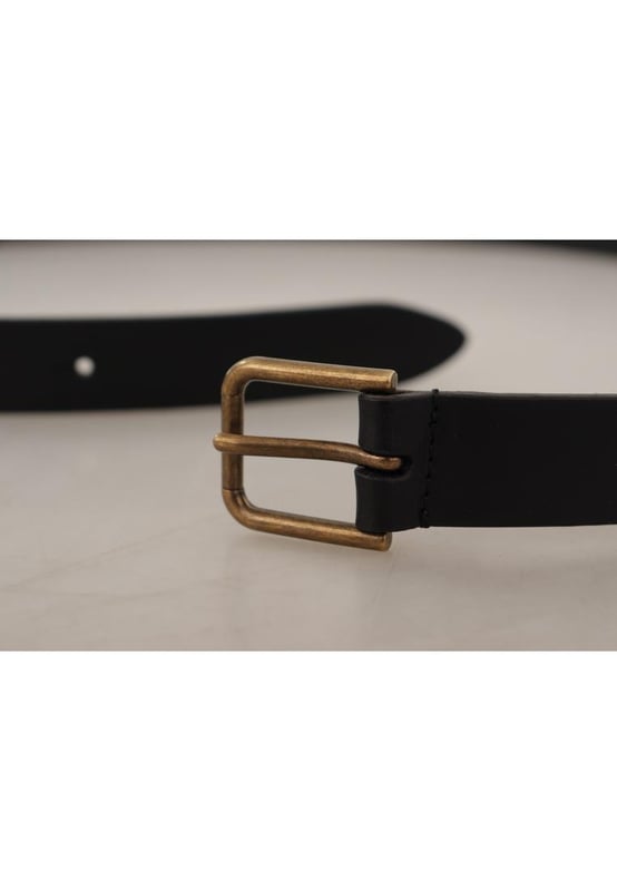 Zwarte kalfsleren riem
  Messing logo gegraveerde gesp
  Hoogwaardig leer
  Metalen gespsluiting
  Uniek en opvallend accessoire
  Vervaardigd in Italie
  Grootte: 90cm (36 inch)
  Breedte: 25 cm