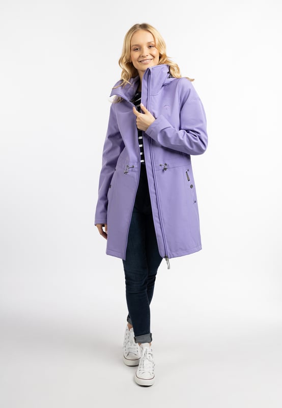 Geen vulling  Overtuig jezelf van deze sportieve, chique softshell jas van Schmuddelwedda. Het model is ademend, wind- en waterafstotend en scoort met een stijlvolle lengte die goed over het zitvlak valt en met een tailleband tot aan het figuur kan worden opgetrokken. Bijzonder opmerkelijk zijn de twee praktische zakken en de vele liefdevol doordachte details zoals de voor Schmuddelwedda typische koorden, borduursels, reliëfoogjes en koordstoppers.  softshell jas