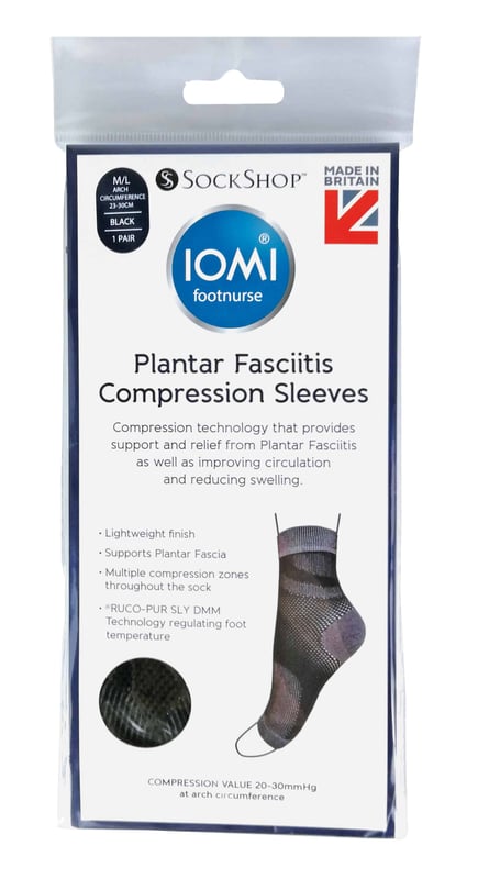 Buscar un par de calcetines para la Fascitis Plantar con tecnología de compresión que proporcione un apoyo y alivio fiables puede ser a veces una tarea difícil. Los creadores de IOMI han introducido ahora su propia versión en una manga para Fascitis Plantar, utilizando su experiencia para ayudar a aquellos que sufren de Fascia Plantar. Estas mangas tienen múltiples zonas de compresión a lo largo de la manga para aliviar el dolor de pies y levantar la Fascia Plantar, reduciendo el dolor y las molestias. El valor de compresión oscila entre 20-30 mmHg. La tecnología RUCO-PUR SLY DMM también está implementada en estas mangas por los creadores de IOMI. ¿Por qué elegir estos calcetines? En primer lugar, mejoran la circulación sanguínea para ayudar a mantener un flujo sanguíneo regular. También ayudan a reducir la hinchazón, proporcionando alivio a los pies cansados y doloridos. También ayudan a la recuperación muscular, facilitando la recuperación muscular en la región afectada del pie. Estas mangas están disponibles en color gris / negro y tienen un diseño de malla. IOMI footnurse está tejido en el talón de la manga. Estas mangas están disponibles en 2 tallas: S/M (circunferencia del arco del pie 15-25 cm) y M/L (circunferencia del arco del pie 23-30 cm) y están fabricadas con un 78% de nailon y un 22% de elastano. Se pueden lavar a máquina.