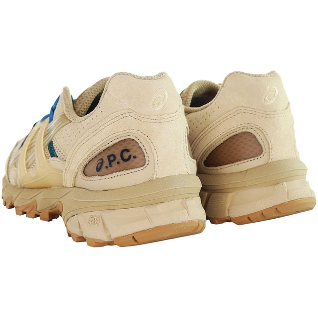 Adéntrate en estilo y rendimiento con las zapatillas beige Asics x A.P.C Gel-Sonoma 15-50 para hombres, un esfuerzo colaborativo que combina la experiencia técnica de Asics con la estética minimalista y refinada de A.P.C.

Características clave:

Diseño colaborativo: Asics a menudo colabora con marcas de moda como A.P.C para crear calzado único y elegante que fusiona funcionalidad con moda contemporánea.

Tecnología Gel: Espera la incorporación de la tecnología de amortiguación Gel de Asics, que proporciona comodidad reactiva y amortiguadora para una experiencia de uso suave.

Herencia de la serie Sonoma: La serie Gel-Sonoma es conocida por su herencia en carreras por senderos, con suelas duraderas y diseños robustos. Sin embargo, la colaboración puede introducir elementos vanguardistas.

Materiales premium: Las colaboraciones a menudo implican el uso de materiales de alta calidad, asegurando tanto estilo como calidad en la construcción de las zapatillas.

Tracción inspirada en senderos: La serie Gel-Sonoma incluye típicamente suelas con un patrón de banda de rodadura inspirado en carreras por senderos, proporcionando tracción confiable en diversas superficies.

Toque minimalista de A.P.C: A.P.C es conocida por sus diseños minimalistas y limpios. La colaboración puede incorporar estos principios de diseño en la estética general de las zapatillas.

Edición limitada: Las colaboraciones suelen ser ediciones limitadas, lo que agrega exclusividad al diseño y las convierte en objetos de colección muy deseados.