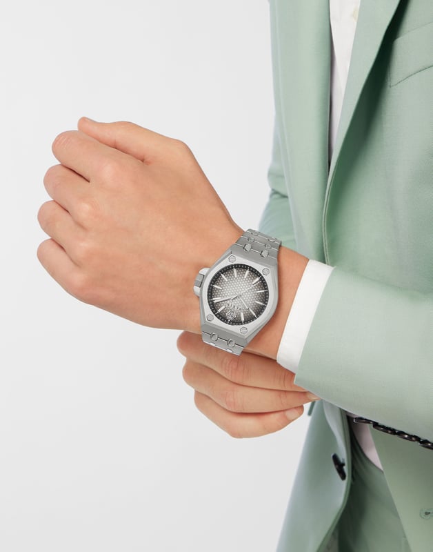This Philipp Plein Plein Extreme Analogue Watch for Men is the perfect timepiece to wear or to gift. It's Silver 43 mm Round case combined with the comfortable Silver Stainless steel watch band will ensure you enjoy this stunning timepiece without any compromise. Operated by a high quality Quartz movement and water resistant to 5 bars, your watch will keep ticking.
