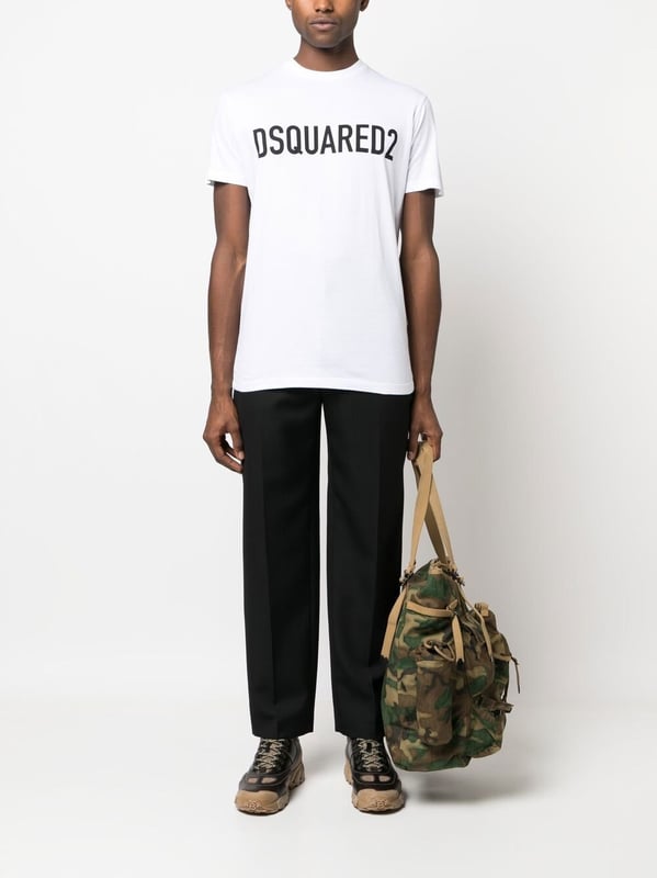 Showcasing an unmistakable design, this T-shirt from Dsquared2 is instantly recognisable thanks to the contrasting logo printed across the chest.


Made in Italy