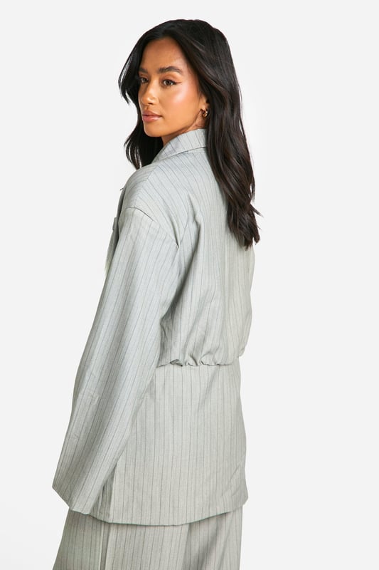Keep toasty this season with our collection of petite coats and jackets. From petite trench coats to petite teddy coats, our coats for petite women are specifically designed to fit all you girls sitting pretty at 5'3'' and under. Step out in a petite blazer or pass the vibe check in a petite puffer jacket. Whatever your style, we've got you, girl. This one would look dreamy with a pair of straight leg jeans, an oversized hoodie and chunky trainers.Style: BlazerDesign: StripesFabric: Woven CrepeNeckline: CollaredSleeve Length: Long Sleeve