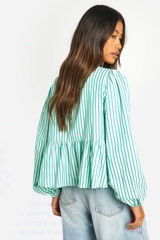 Warm, comfortable, and an A/W staple your wardrobe won't be complete without, our collection of long sleeve tops are here to serve fresh new looks in an instant. Seeking out those casual vibes? Keep all bases covered with a classic black long sleeve top. Need to make waves at work? Add a touch of sophistication to the office with a long sleeve blouse. Pair a long sleeve top with your fave denim or high waisted leather trousers and really let your shape do the talking.Style: Smock TopDesign: StripesLength: RegularSleeve Length: Long Sleeve