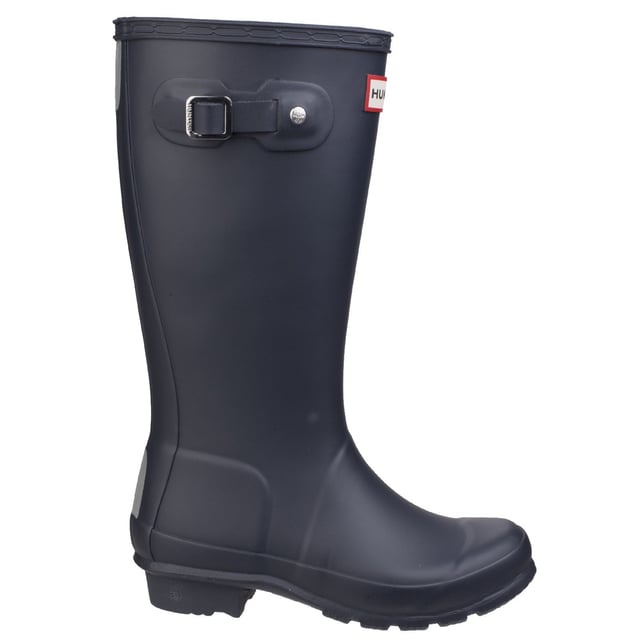 Der handgefertigte Original Kids Welly ist eine kleinere Version des kultigen Stiefels für Erwachsene. Ein reflektierender Riemen auf der Rückseite und abgestufte Schafthöhen bieten Sicherheit und Komfort für Kinder im Wachstum.