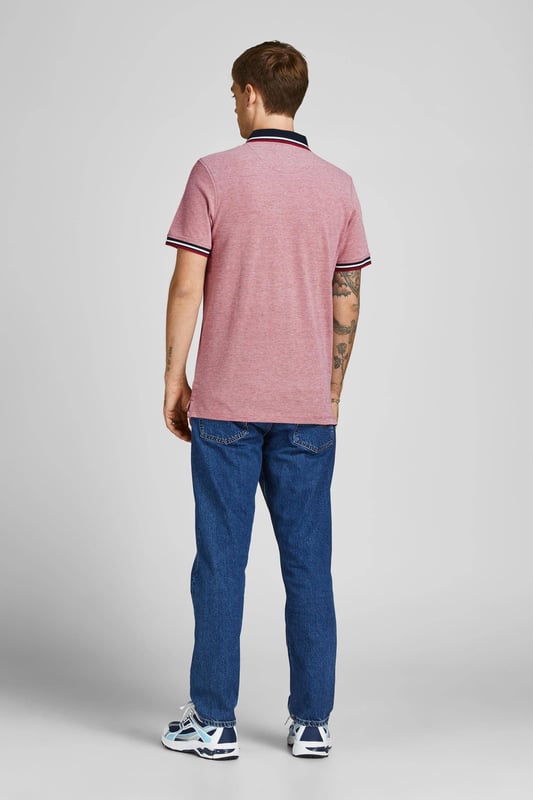 Poloshirt met de typische kraag en knoopsluiting met 3 knopen. De kraag en mouwen vallen op door de contrasterende strepen. Er zit een klein label op de borst.