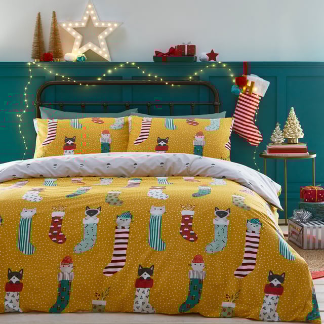 Add some personality to your Christmas décor with the meowy Christmas bedding, featuring adorable kittens inside vibrant Christmas stocking on an ochre polka dot base. The playful print continues to the reverse with a Christmas pudding design adding extra festive spirit to this duvet set. Includes 2 x pillowcases measuring 50 x 75cm.