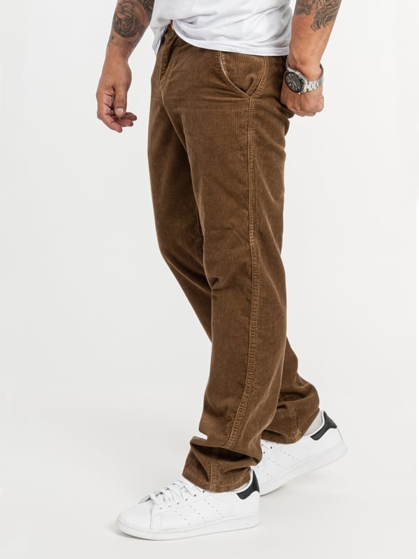Wenn Sie nach stylischen Beinkleidern suchen, dann sind Sie bei Rock Creek an der richtigen Adresse. Die Marke bietet eine Vielzahl an modischen Hosen für Damen und Herren. Wählen Sie zwischen lässigen, eleganten und extravaganten Modellen und finden Sie die ideale Hose für Ihren Stil. Die verschiedenen Modelle begeistern mit einer hohen Materialqualität, einer hervorragenden Verarbeitung und einem angenehmen Tragegefühl. Außerdem präsentieren sie sich mit trendstarken Designs. Mit dem Modell RC-2156 bieten wir Ihnen, eine Cordhose mit einem robusten Stoff die zugleich weich, gemütlich und trotzdem edel aussieht an.