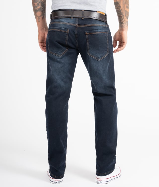 Ein Klassiker für Arbeitsalltag, Freizeit und Urlaub ist die Blue Jeans im Comfort Fit! Viele unserer hell- bis dunkelblauen Herren Jeans gefallen mit coolen Waschungen im Used-Look. Die lässig sitzenden Hosen verfügen über gerade geschnittene Beine, das typische 5-Pocket-Design und ein Rock-Creek Patch. Neben praktischen Bundschlaufen besitzen sie einen Verschluss mit Knöpfen oder Zipper. Unsere Herren Jeans bestehen zu 100% aus Baumwolle oder haben einen hohen BaumwollAnteil. Bei einigen Modellen sorgt ein Stretch-Anteil für die perfekte Passform.