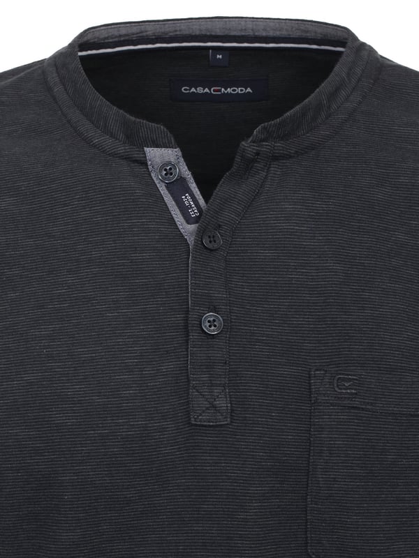 Verover het modepodium met dit henley shirt voor heren dat stijl en comfort naar een nieuw niveau tilt. De normale pasvorm belooft ontspannen elegantie, terwijl de knoopsluiting met 3 knopen het shirt een opvallende touch geeft die de aandacht op zich vestigt.  De smalle strepen op het shirt geven het een subtiele dynamiek die een lust is voor het oog. Deze fijne balans tussen patroon en eenvoud maakt het Henley shirt een veelzijdige metgezel voor de meest uiteenlopende gelegenheden.  De borstzak voegt niet alleen een vleugje functionaliteit toe, maar benadrukt ook het geraffineerde ontwerp van het shirt. Het kleine geborduurde logo op de borst voegt een persoonlijk tintje toe en is een bewijs van kwaliteit en aandacht voor detail.  Met de labellabels op de zoom en de knoopsluiting kun je je nog meer inleven in de stijl. Deze kleine details geven het overhemd een individueel tintje en benadrukken de hoogwaardige afwerking. Of je het nu draagt met jeans voor een casual look of met chino's voor een nonchalant elegante look, dit overhemd zal je stijl op charmante wijze aanvullen.