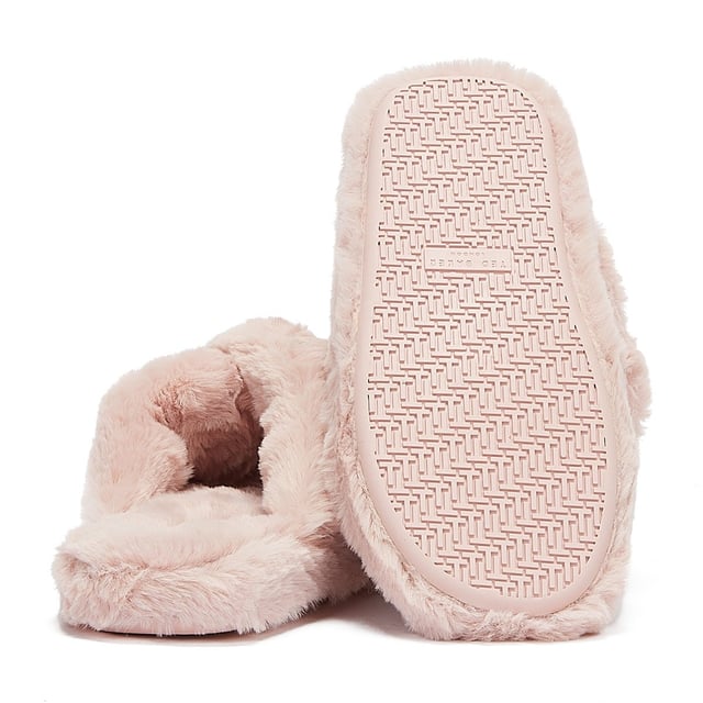 Schuif deze herfst in Lopply voor een luxueus gevoel van warmte en comfort. Een crossover pantoffel gemaakt van imitatiebont met Ted Baker Branding en verpakt in een geschenkdoos.