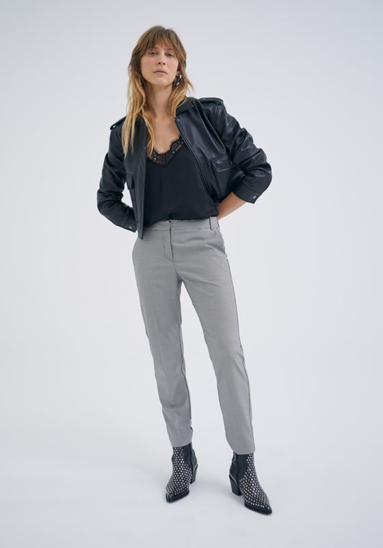 This women's houndstooth slim suit trousers has a normal waist, slim fit and 5 belt loops.