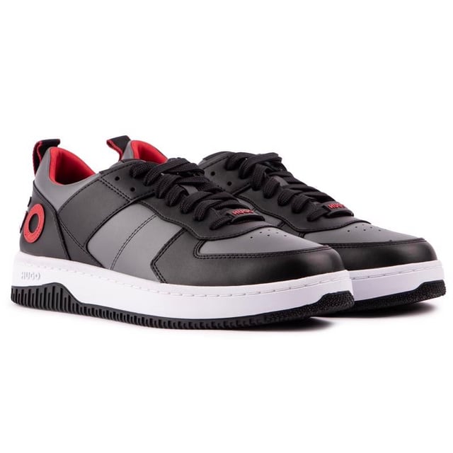 Hugo Kilian Tenn Entrenadores El equilibrio definitivo entre deporte y estilo. Aquí tienes un par de zapatillas deportivas para hombre en negro y gris de HUGO. con un contemporáneo. Aspecto fresco de diseño y vibraciones retro. Esta cómodo. Zapato de moda urbana que presenta la marca distintiva roja y las cualidades de Kilian Tenn.