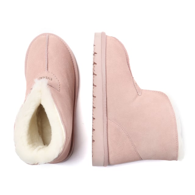 De Owl Ankle Slipper is er om je voeten gezellig en warm te houden en biedt volledige bedekking van enkel tot teen. Deze pantoffel omarmt het luxueuze comfort van Australische schapenvacht en omhult je voeten met pure weelde. Dit paar heeft een opvouwbare pluizige kraag waardoor je ze thuis als pantoffels kunt dragen of de kragen eenvoudigweg kunt opvouwen tot een paar stijlvolle enkellaarsjes. Beschrijving: Suède bovenwerk Voering van schapenvachtwol Binnenzool van schapenvachtwol EVA-zool Technologieën: Antislip EVA-buitenzool