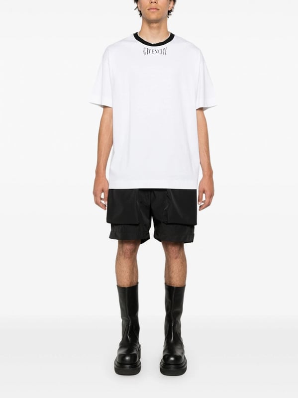 T-shirt realized in pure cotton characterized by contrasting logoed print at the front.