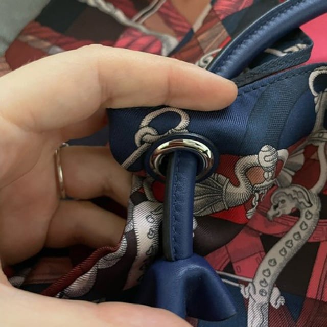 VINTAGE, NEUPREIS WIE NEU  
Erheben Sie Ihren Stil mit der Hermès Printed Silk City Bag aus mehrfarbigem Seide und Leder. Diese exquisite Tasche verfügt über einen faszinierenden Seidendruck, der eine lebendige Farbpalette zeigt, ergänzt durch luxuriöse Lederakzente. Das künstlerische Design verleiht der Tasche einen einzigartigen Hauch von Raffinesse und macht sie zu einem auffälligen Accessoire für jedes Outfit. Hergestellt mit Hermès' charakteristischer Liebe zum Detail, bietet diese Tasche eine perfekte Mischung aus Eleganz und verspieltem Charme, ideal, um Ihrem Ensemble einen Hauch von Farbe und Raffinesse zu verleihen.

Hermès Printed Silk City Bag in mehrfarbigem Seide und Leder

Zustand: Ausgezeichnet  
Gebrauchsspuren: Kein Verkaufsetikett, keine sichtbaren Gebrauchsspuren.  
Verpackung: Staubbeutel  
Farbe: Mehrfarbiger Druck  
Material: Seide  
Größe: Einheitsgröße  
Maße: Breite: 10; Höhe: 330; Länge: 330; Griffhöhe: 430  
SKU: NAPPUGBBA376178W