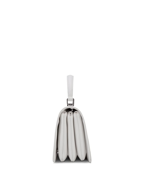 Damenhandtasche mit Magnetknopfverschluss. eine mit Reißverschluss-Innentaschen. fehlende Außentaschen. verstellbarer und abnehmbarer Schultergurt. Im PU-Griff. Drei Innenfächer.  Außenmaterial. Innen ungefüttert. Maße: 21x14x5,5 cm. Modeprodukt