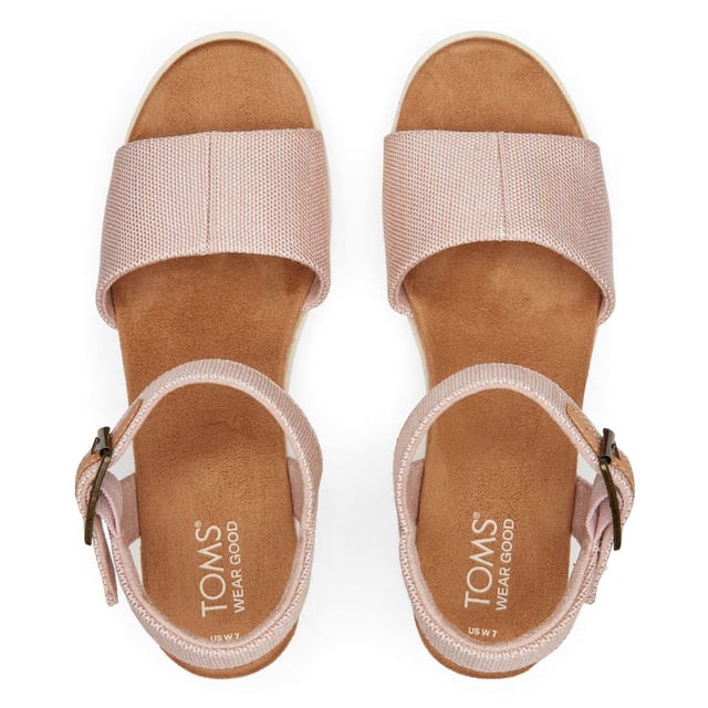 De Diana Sandal is een halfhoge plateau sleehak met een ultralichte tussenzool, een stijlvol touw wrap detail en een verstelbaar enkelbandje voor een gemakkelijke, veilige pasvorm.