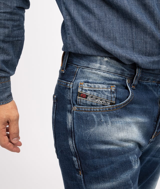 Die Jeans ist ein echter Stilklassiker, die zu nahezu jeder Gelegenheit getragen werden kann. Die Trendmarke "Indumentum" präsentiert Ihnen eine große Auswahl an modernen Herren Jeans, die für Freizeit, Alltag und Büro infrage kommen. Entdecken Sie verschiedene Designs, unterschiedliche Passformen und stylische Waschungen. Die Herren Jeans von "Indumentum" sind sehr bequem, sehen dabei gut aus und bieten eine hervorragende Qualität, sodass Sie lange Ihre Freude daran haben werden. Indumentum bietet Herren Jeans auch in großen Größen, sodass es für jeden Typ Mann das passende Modell gibt. Darüber hinaus können Sie sich zwischen diversen Passformen entscheiden.