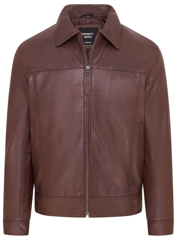 Dit Harrington jack is een tijdloos design dat doet denken aan het bikertijdperk uit de jaren 50. We hebben een klassieke overhemdkraag en twee handzakken in de taille voor een strakke en klassieke look. Verkrijgbaar in zwart, bruin en diep kastanjebruin, dit jack kan worden gecombineerd met verschillende outfits en is de perfecte keuze voor een avondje uit. Met een eersteklas satijnen binnenkant en een liefdevol vervaardigd nappaleren lichaam, is dit comfortabele Harrington een bewijs van het feit dat ondanks een scala aan mode en smaken, sommige stukken gewoon gemaakt zijn om niet te missen in je garderobe. • 100% eersteklas ultrazacht nappaleer. • Twee schuine taillezakken • Klassieke overhemdkraag • Zakken geïntegreerd in de voering van het jack • YKK-ritssluiting