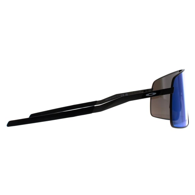 De Oakley Sutro TI OO6013-04 satin lead prizm sapphire zonnebril is een stijlvol en functioneel accessoire waarmee je er de hele dag goed uit blijft zien. Met een gedurfd en modern ontwerp, zal deze zonnebril zeker de aandacht trekken waar je ook gaat. Het montuur is gemaakt van lichtgewicht en duurzaam O-Matter materiaal, dat een comfortabele en stevige pasvorm biedt voor langdurig gebruik.  Deze zonnebril is ook voorzien van Oakley's gepatenteerde Three-Point Fit, die ervoor zorgt dat het montuur je hoofd alleen raakt bij de brug van je neus en achter je oren. Dit vermindert drukpunten en zorgt voor een comfortabele pasvorm om de hele dag te dragen. Unobtainium oorschelpen en neuskussentjes zorgen voor een veilige en comfortabele pasvorm, zelfs tijdens zweterige activiteiten.