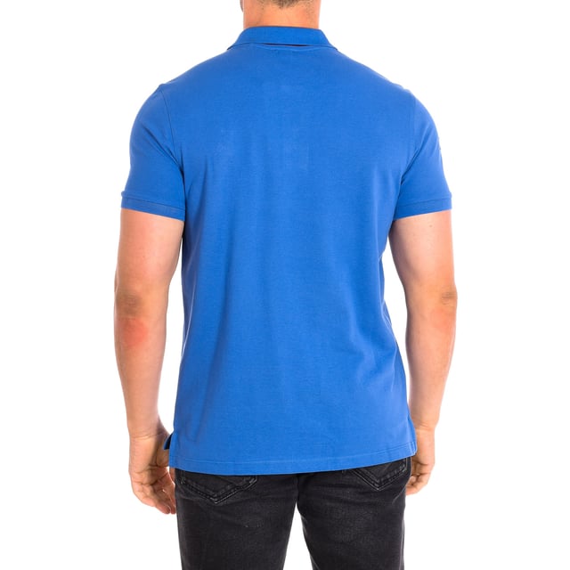 Short Sleeve Polo US Polo Assn.
 Color blue
 Ideal to complete a casual and modern look.
 Contrasting lapel collar.
 Medium button closure on the front.
 Ribbed sleeves and neckline.
 Embroidered logo on the front.
 Seams seen in tone.

 Composition: 100% Cotton.

 - Wash maximum at 30ºC.
 - Iron at medium temperature, max. 110ºC.
 - It does not allow the use of a dryer.
 - Do not bleach.
 - Does not admit dry cleaning.
 Composition: 100% cotton.
 Care:
- Wash maximum at 30ºC.
 - Iron at medium temperature, max. 110ºC.
 - It is not allowed to use a dryer.
 - Do not use bleach.
 - Does not support dry cleaning.