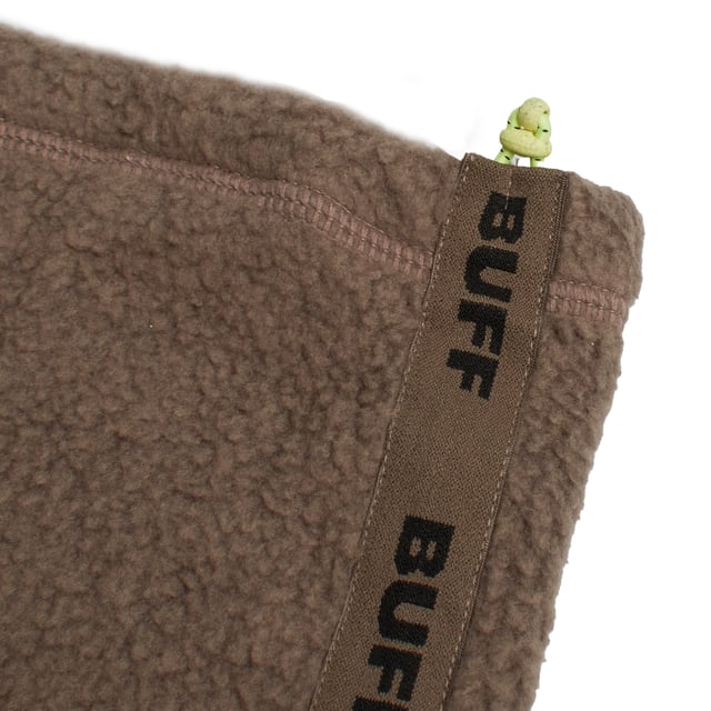 Buff Polar Pant wurde ausschließlich entwickelt, um Wärme und Schutz bei kaltem Wetter zu bieten, mit Schwerpunkt auf Komfort und Funktionalität für Outdoor-Aktivitäten.

 Hauptmerkmale:

 - Komplett aus weichem Polarstoff gefertigt, ideal zum Warmhalten.
 -Unisex.
 - Elastischer Halstuch.
 -Rohrförmiges Design zur Verwendung als Halsmanschette, das eine bequeme und praktische Passform bietet.
 - Verstärkte Kanten, die eine längere Haltbarkeit gewährleisten.
 - Kordelzug-Verstellsystem oben für eine individuelle Passform und besseren Schutz vor Kälte.
 - Einheitsgröße.
 - Für Erwachsene konzipiert.
 - Ideal zum Tragen das ganze Jahr über.
 - Erhältlich in einer Vielzahl von Farben.
 - Seitliches Banddetail mit dem Buff-Logo, das die Authentizität und Qualität der Marke unterstreicht.

 Ein einfaches, aber funktionelles Kleidungsstück, ideal für alle, die eine praktische und warme Lösung in kalten Klimazonen suchen.
 Maßnahmen: 25X29cm
 Komposition: 100 % Polyester
 Pflege:
- Maschinenwäsche max. bei 40 °C.
 - Vermeiden Sie die Verwendung von Weichspülern.
 - Verwenden Sie kein Bleichmittel.
 - Benutzen Sie keinen Trockner.
 - Kein Bügeln.
