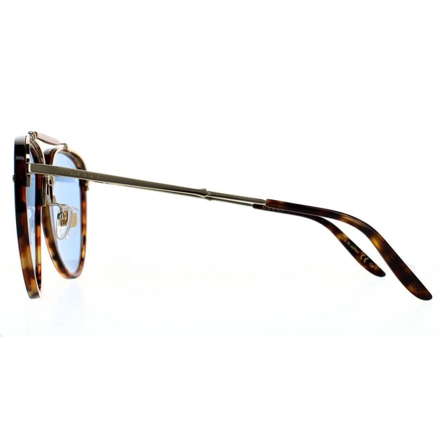 Gafas de sol aviador para hombre Gucci Havana azul. Las gafas Gucci tienen un estilo aviador femenino, elaboradas en acetato ligero con detalles metálicos contrastantes. Las lentes de poliamida en forma de lágrima están enmarcadas en plástico, con una barra superior distintiva, puente metálico y almohadillas nasales ajustables. Las patillas metálicas súper delgadas están terminadas con un grabado del logo de Gucci.