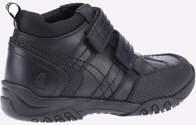 Back to School Boot-stijl schoen met gewatteerde enkelschol voor optimaal comfort tijdens het rennen op het speelplein. De Jezza Boot beschikt over een ademende neuskap en twee klittenbandsluitingen om de voeten veilig en comfortabel te houden gedurende de schooldag.  
Fit Left Fit Right - Uniek pasvormsysteem biedt 5 verschillende breedtematen voor elke individuele voet. Elke paar schoenen wordt geleverd met 3 paar voetbedden.  
Leren Bovenwerk  
Boot-stijl  
Ongeveer 25mm hakhoogte