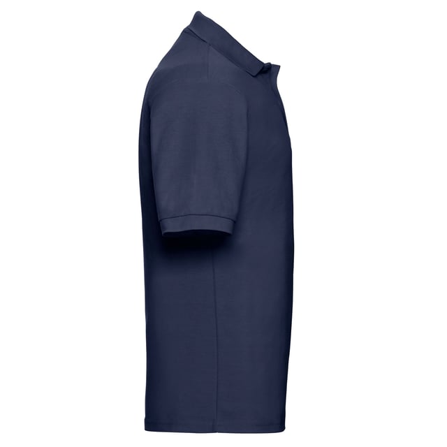 65% Polyester, 35% Ringgesponnene Baumwolle. Gewebetechnik: Strapazierfähig. Design: Unifarben. Knopfleiste mit zwei Knöpfen, Verstärkte Schultern, Selbstgefärbte Knöpfe, Ausschnitt mit Band, Doppelnadel-Stich. GSM (Gramm pro Quadratmeter): 215. Nachhaltigkeit: Amfori-Freigabe, Better Cotton Initiative, BSCI, Verein für faire Arbeit, Oeko-Tex Standard 100 zertifiziert. Bündchen: gerippt. Saum: gerippt. Kurzärmlig. Schaftrand zum Umklappen.