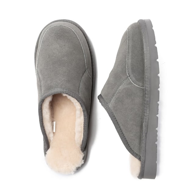 De Lark Slippers omarmen een minimalistische maar authentieke aanpak en geven prioriteit aan uitzonderlijke kwaliteit, functionaliteit en langdurige prestaties. Deze pantoffel is gemaakt met een tijdloos leren suède bovenwerk en versierd met Australische schapenvacht en is voorbestemd om een ​​essentieel item in je schoenencollectie te worden. Beschrijving: Suède bovenwerk Schapenvacht-wollen voering Binnenzool van schapenvachtwol EVA-zool Technologieën: Waterbestendig bovenwerk Lichtgewicht buitenzool