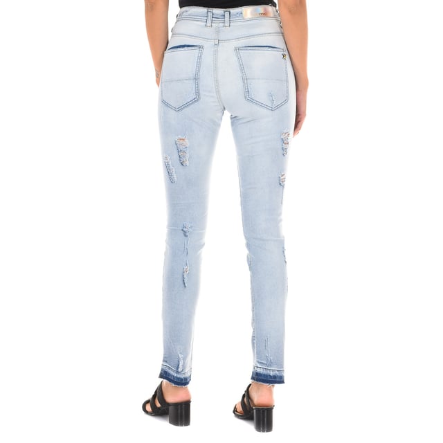 Pantalón tejano largo.
Color Azul denim
Cintura con trabillas para el cinturón.
Cierre de botón  y cremallera. en el frontal.  
Dos bolsillos en los laterales.
Dos bolsillos abiertos en la parte trasera con el logo de la marca en metálico.
Bajos con corte estrecho. 
Efecto gastado y roto.
Tejido elástico.
Costuras vistas a tono.
 
Composición:  98% Algodón, 2% Elastano

- Lavar máximo a 40ºC.
- Planchar a media temperatura. máx. 110ºC.
- Permite usar secadora.
- No usar lejía.
- No admite el  lavado en seco.