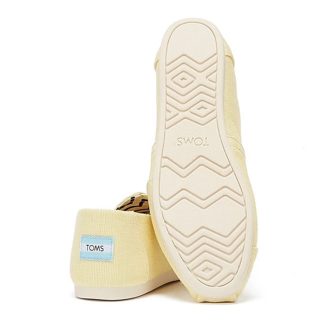 The iconic Alpargata is now designed using earth-conscious materials. The Heritage Canvas upper is made primarily with jute�a preferred eco-fiber that requires less water and fewer chemicals. Linings comprise 50% recycled cotton whilst the custom TOMS comfort insole boasts 50% eco content including recycled PU foam.