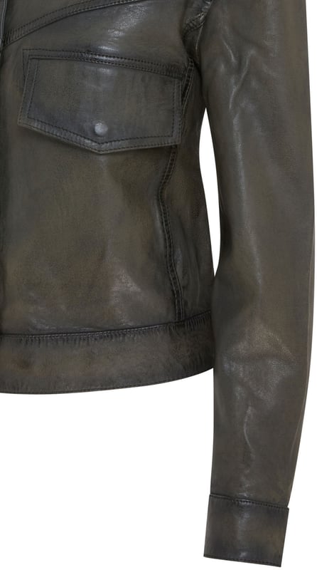 Deze Infinity Women's Harrington Biker Leather Jacket is een stijlvolle en veelzijdige toevoeging aan je garderobe. Gemaakt van hoogwaardig leer, biedt het een klassiek Harrington-silhouet met een vleugje biker-edge. Belangrijkste kenmerken: Zacht leer: zorgt voor comfort en duurzaamheid. Harrington-stijl: heeft een kraag, knoopsluiting en schuine zakken. Biker Edge: de licht cropped pasvorm en subtiele details geven het een moderne twist. Veelzijdig: kan formeel of informeel worden gekleed voor verschillende gelegenheden. Stijlvol en tijdloos: het klassieke ontwerp en hoogwaardige leer maken het een tijdloos investeringsstuk. Zakken: heeft 2 klepzakken aan de voorkant en 2 schuine zijzakken met drukknoopsluitingen en 1 binnenzak. Deze jas is perfect voor degenen die een stijlvolle en functionele leren jas willen die het hele jaar door gedragen kan worden.