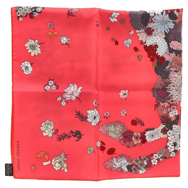 VINTAGE, RRP AS NEW
The Hermès Robe Legere Scarf 90 Rose in Red Silk is a stunning accessory crafted from 100% silk. This elegant scarf showcases a bold outline on a pink background, adding a touch of sophistication and luxury to any ensemble. Perfect for adding a pop of color and elegance to your look, it's a versatile piece that can elevate your style for any occasion.



Hermès Robe Legere Scarf 90 Rose Scarf in Red Silk
Condition: Excellent
Signs of wear:  No sign of wear.
Packaging: None
Color: Red | burgundy
Material: Satin | silk-satin
Size: ONE SIZE
Measurements: Height: 880; Length: 880
SKU: TONPUGBAC399329W