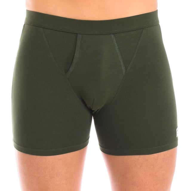 El pack de 2 bóxers Ocean de algodón orgánico para hombre, es una opción consciente y cómoda para hombres que valoran tanto la calidad como el respeto al medio ambiente en su ropa interior.

Cada bóxer del pack está fabricado con algodón orgánico, cultivado sin el uso de pesticidas ni fertilizantes sintéticos, lo que asegura un producto final suave, transpirable y respetuoso con la piel. Esta elección no solo es beneficiosa para quien lo usa, sino también para el entorno.

El algodón orgánico utilizado en los bóxers Ocean proporciona una sensación natural y confortable, ideal para pieles sensibles y para mantener la frescura durante todo el día. La tela es suave al tacto y ofrece una excelente gestión de la humedad, manteniendo la piel seca y cómoda en cualquier situación.

La cintura elástica de los bóxers Ocean garantiza un ajuste seguro y cómodo, adaptándose a la forma del cuerpo sin causar molestias. Las costuras reforzadas aseguran durabilidad y resistencia, permitiendo que la prenda conserve su forma y calidad tras múltiples lavados.

Disponibles en una variedad de colores naturales y diseños simples, el pack de 2 bóxers Ocean de algodón orgánico combina funcionalidad con responsabilidad ambiental. Es la elección perfecta para hombres que buscan una ropa interior que no solo ofrezca confort y soporte, sino que también refleje sus valores hacia un estilo de vida más sostenible.

El pack de 2 bóxers Ocean de algodón orgánico es una inversión consciente y cómoda para hombres preocupados por el medio ambiente y la calidad en su ropa interior. Estos bóxers proporcionan una experiencia de uso agradable y responsable, asegurando confort y frescura mientras se contribuye positivamente a la protección del planeta.
 Composición: 95% Algodón, 5% Elastano
 Cuidados:
Lavar a temperatura máxima 30º.
No usar lejía.
No usar secadora.
No planchar.
No lavar en seco.