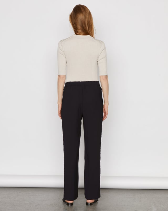 Luxe but relaxed, our velvet trim trouser are the must-have addition to your wardrobe this season. Featuring an elasticated back waistband and velvet tape on the side seams, these trousers marry comfort and style. Pair with a T-shirt for easy weekend dressing or, for a more formal look, team with a silk shirt and heels. 