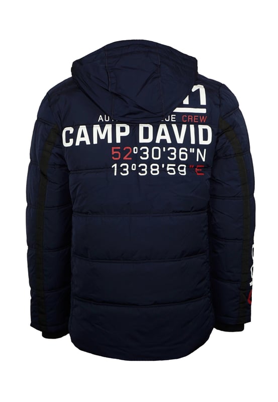 Diese Steppjacke für Herren ist ideal für kältere Tage. Es hat eine reguläre Passform, die genügend Bewegungsfreiheit und hohen Tragekomfort bietet. Die Jacke verfügt über einen hohen Stehkragen und eine zusätzliche, separat mit Druckknöpfen verschließbare Kapuze – der optimale Schutz vor Wind und Kälte. Die Jacke selbst wird mit einem verdeckten Reißverschluss geschlossen. In den beiden Seitentaschen können Essentials verstaut werden. Diverse Label-Details runden das Design ab.