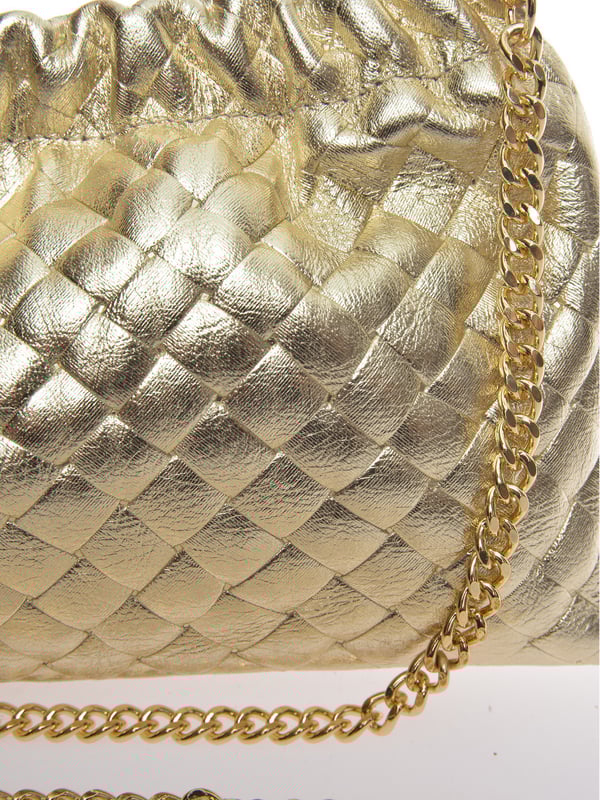 Crossbody tas
100% rundleer
Magnetische sluiting aan de bovenkant
Afmetingen : 14x22x6 cm
Metalen schouderriem 110 cm