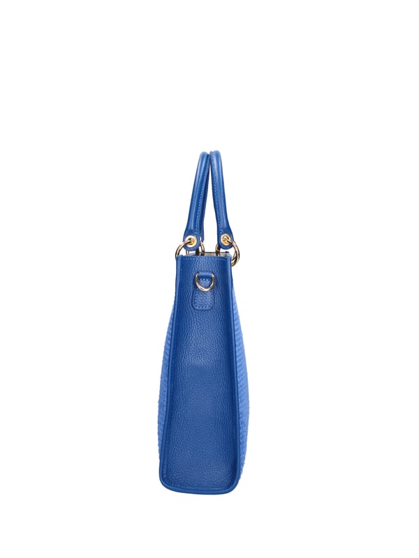 Bolso de mujer. El cierre es con cremallera. Los bolsillos internos son uno con cremallera. Los bolsillos externos están ausentes. La bandolera es ajustable y extraíble en piel. El asa es extraíble en piel. Hay un compartimento interno. El material exterior es piel auténtica dólar y paja tabru. Internamente está forrado en tejido 70% algodón - 30% poliéster. Medidas: 24x29x6,5 cm. Hecho en Italia