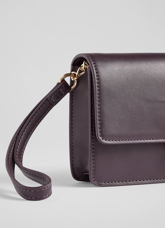Designed to go smart, casual and all those marvellous moments in-between, the new Otto shoulder bag in our LKB Conscious collection does them all. Crafted from soft and supple vegan apple leather* in a rich shade of Bordeaux, it has a simple fold-over design with a chic gold clasp, a removable gold chain shoulder strap and apple leather wrist strap. Inside there's a handy mirror and a zip across section. Hang it over your wrist, wear it over your shoulder or hold it like a clutch, Otto is very versatile.