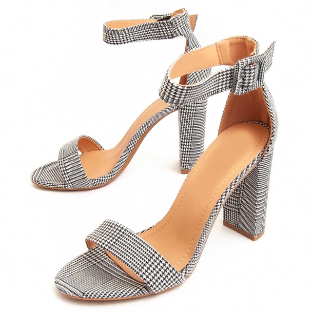 Dames hoge hak sandalen. Comfortabele pasvorm. Gevoerde binnenzool. Antislip zool. Versterkte stiksels. Gemaakt door andere merken voor ons merk. Ongeveer hoogte van de hak: 12 cm.