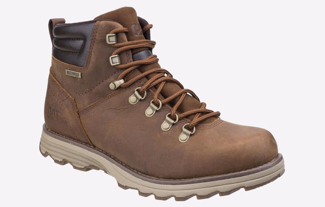 Botas de trabajo Caterpillar Sire de cuero marrón resistente al agua para hombre Las botas impermeables Caterpillar Sire están diseñadas para brindar durabilidad, comodidad y estilo, lo que las convierte en la opción perfecta para condiciones climáticas adversas. Fabricadas con cuero impermeable de plena flor o nobuk y construcción sellada, mantienen los pies secos en todas las condiciones. La plantilla y la entresuela EASE brindan una amortiguación ligera, mientras que la suela de goma ofrece una tracción superior en terrenos difíciles. Diseñadas tanto para el rendimiento como para el uso diario, estas botas combinan funcionalidad y estilo a la perfección. Características principales: Cuero de plena flor/nobuk impermeable: protege contra la humedad. Plantilla y entresuela EASE: amortiguación ligera para una comodidad durante todo el día. Forro de malla de microfibra y nailon: mejora la transpirabilidad y la durabilidad. Suela de goma duradera: proporciona un excelente agarre en todas las superficies. Construcción de cemento: garantiza flexibilidad y un uso duradero. Diseño clásico y resistente: ideal para el trabajo, el senderismo y el uso diario.